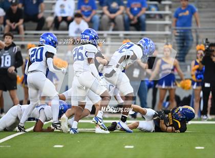 Thumbnail 2 in Barbers Hill vs. Anderson (UIL 5A D1 Football Area Championship) photogallery.