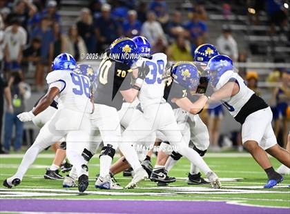 Thumbnail 1 in Barbers Hill vs. Anderson (UIL 5A D1 Football Area Championship) photogallery.