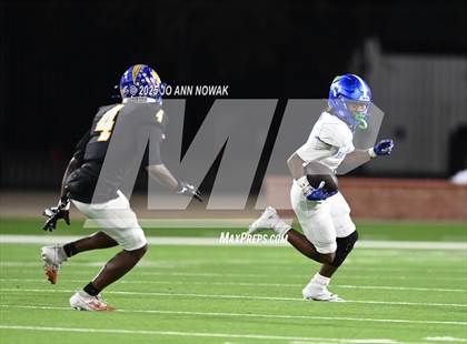 Thumbnail 3 in Barbers Hill vs. Anderson (UIL 5A D1 Football Area Championship) photogallery.