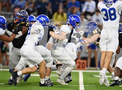 Thumbnail 3 in Barbers Hill vs. Anderson (UIL 5A D1 Football Area Championship) photogallery.