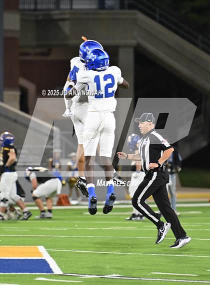 Thumbnail 1 in Barbers Hill vs. Anderson (UIL 5A D1 Football Area Championship) photogallery.