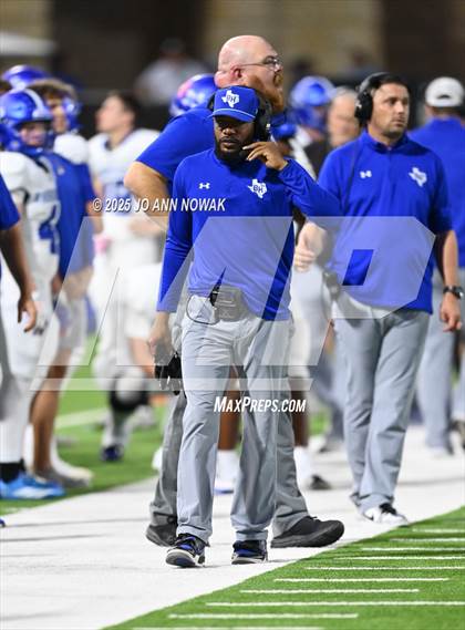 Thumbnail 2 in Barbers Hill vs. Anderson (UIL 5A D1 Football Area Championship) photogallery.