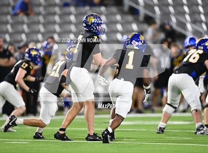 Thumbnail 2 in Barbers Hill vs. Anderson (UIL 5A D1 Football Area Championship) photogallery.
