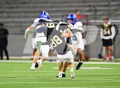 Thumbnail 1 in Barbers Hill vs. Anderson (UIL 5A D1 Football Area Championship) photogallery.