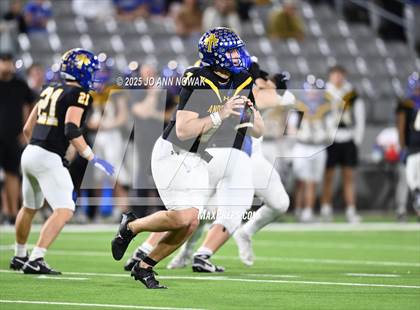 Thumbnail 3 in Barbers Hill vs. Anderson (UIL 5A D1 Football Area Championship) photogallery.