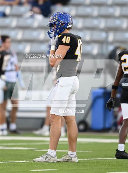 Thumbnail 2 in Barbers Hill vs. Anderson (UIL 5A D1 Football Area Championship) photogallery.