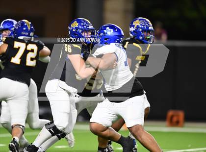 Thumbnail 1 in Barbers Hill vs. Anderson (UIL 5A D1 Football Area Championship) photogallery.