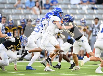 Thumbnail 3 in Barbers Hill vs. Anderson (UIL 5A D1 Football Area Championship) photogallery.