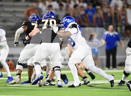 Thumbnail 2 in Barbers Hill vs. Anderson (UIL 5A D1 Football Area Championship) photogallery.