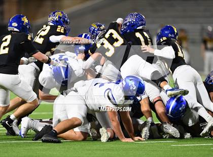 Thumbnail 3 in Barbers Hill vs. Anderson (UIL 5A D1 Football Area Championship) photogallery.