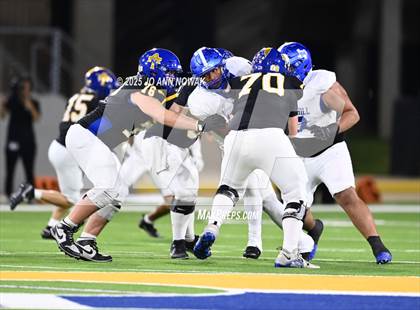Thumbnail 1 in Barbers Hill vs. Anderson (UIL 5A D1 Football Area Championship) photogallery.