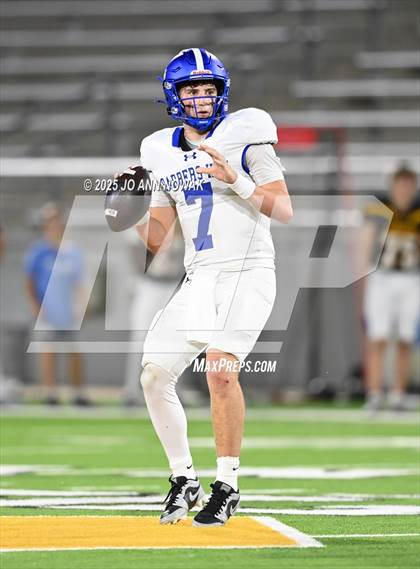 Thumbnail 3 in Barbers Hill vs. Anderson (UIL 5A D1 Football Area Championship) photogallery.