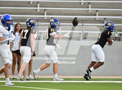 Thumbnail 3 in Barbers Hill vs. Anderson (UIL 5A D1 Football Area Championship) photogallery.
