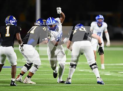Thumbnail 3 in Barbers Hill vs. Anderson (UIL 5A D1 Football Area Championship) photogallery.