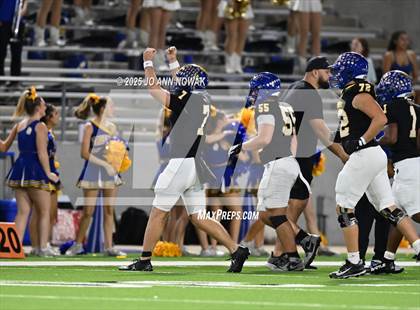Thumbnail 3 in Barbers Hill vs. Anderson (UIL 5A D1 Football Area Championship) photogallery.