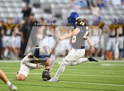 Thumbnail 3 in Barbers Hill vs. Anderson (UIL 5A D1 Football Area Championship) photogallery.
