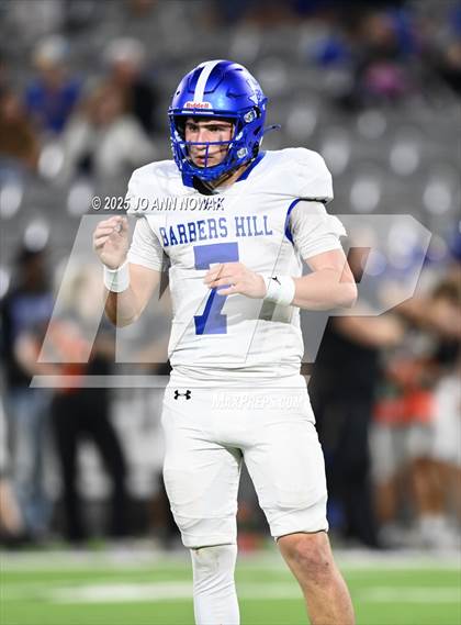 Thumbnail 3 in Barbers Hill vs. Anderson (UIL 5A D1 Football Area Championship) photogallery.