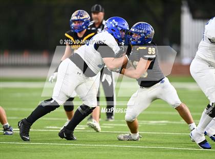 Thumbnail 3 in Barbers Hill vs. Anderson (UIL 5A D1 Football Area Championship) photogallery.