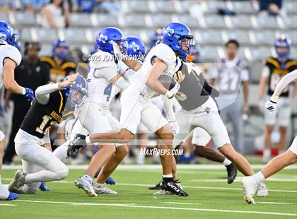 Thumbnail 1 in Barbers Hill vs. Anderson (UIL 5A D1 Football Area Championship) photogallery.