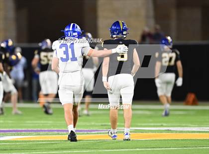Thumbnail 2 in Barbers Hill vs. Anderson (UIL 5A D1 Football Area Championship) photogallery.