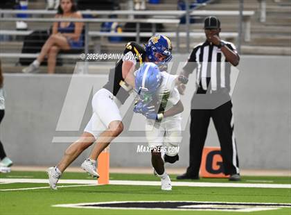 Thumbnail 2 in Barbers Hill vs. Anderson (UIL 5A D1 Football Area Championship) photogallery.