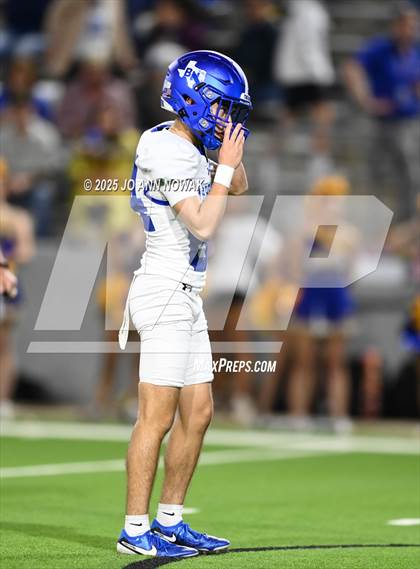 Thumbnail 2 in Barbers Hill vs. Anderson (UIL 5A D1 Football Area Championship) photogallery.