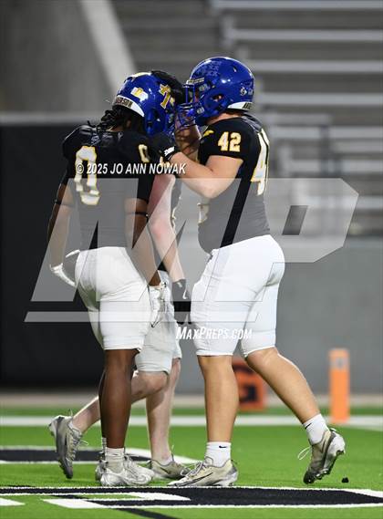 Thumbnail 2 in Barbers Hill vs. Anderson (UIL 5A D1 Football Area Championship) photogallery.