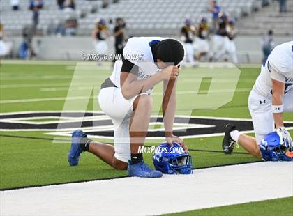 Thumbnail 1 in Barbers Hill vs. Anderson (UIL 5A D1 Football Area Championship) photogallery.