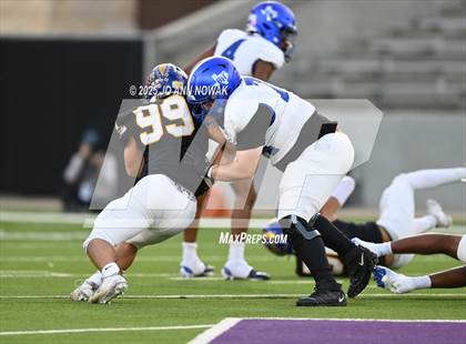 Thumbnail 3 in Barbers Hill vs. Anderson (UIL 5A D1 Football Area Championship) photogallery.