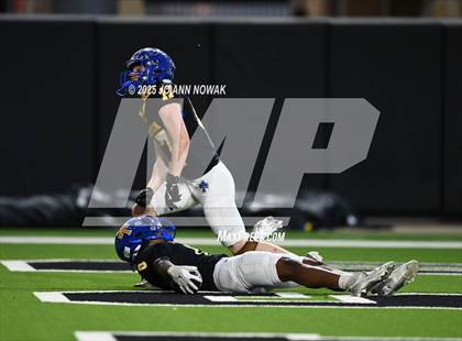 Thumbnail 3 in Barbers Hill vs. Anderson (UIL 5A D1 Football Area Championship) photogallery.