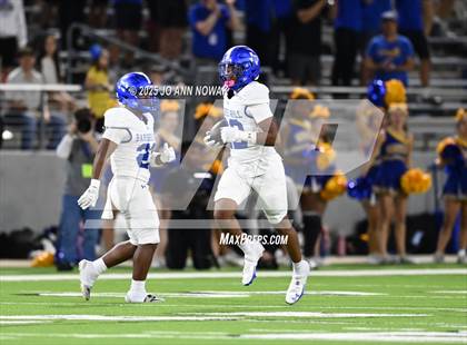 Thumbnail 2 in Barbers Hill vs. Anderson (UIL 5A D1 Football Area Championship) photogallery.