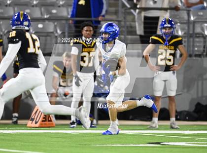 Thumbnail 3 in Barbers Hill vs. Anderson (UIL 5A D1 Football Area Championship) photogallery.