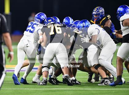 Thumbnail 2 in Barbers Hill vs. Anderson (UIL 5A D1 Football Area Championship) photogallery.