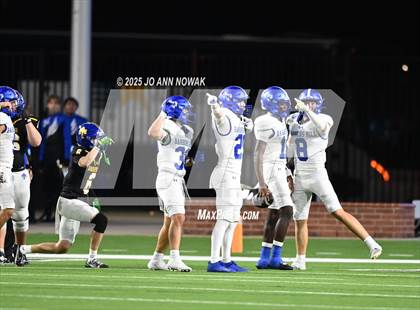 Thumbnail 2 in Barbers Hill vs. Anderson (UIL 5A D1 Football Area Championship) photogallery.