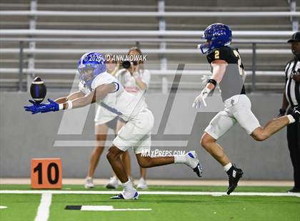 Thumbnail 3 in Barbers Hill vs. Anderson (UIL 5A D1 Football Area Championship) photogallery.