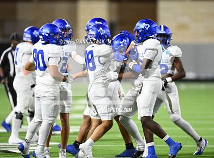 Thumbnail 1 in Barbers Hill vs. Anderson (UIL 5A D1 Football Area Championship) photogallery.