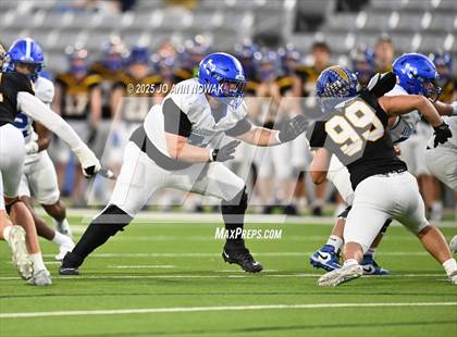 Thumbnail 2 in Barbers Hill vs. Anderson (UIL 5A D1 Football Area Championship) photogallery.
