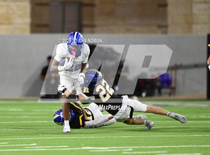 Thumbnail 3 in Barbers Hill vs. Anderson (UIL 5A D1 Football Area Championship) photogallery.