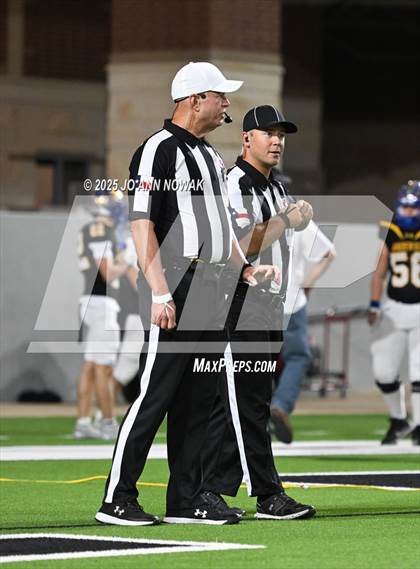 Thumbnail 1 in Barbers Hill vs. Anderson (UIL 5A D1 Football Area Championship) photogallery.