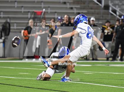 Thumbnail 3 in Barbers Hill vs. Anderson (UIL 5A D1 Football Area Championship) photogallery.