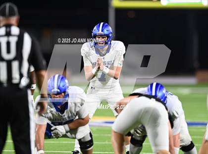 Thumbnail 3 in Barbers Hill vs. Anderson (UIL 5A D1 Football Area Championship) photogallery.