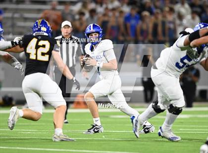 Thumbnail 2 in Barbers Hill vs. Anderson (UIL 5A D1 Football Area Championship) photogallery.