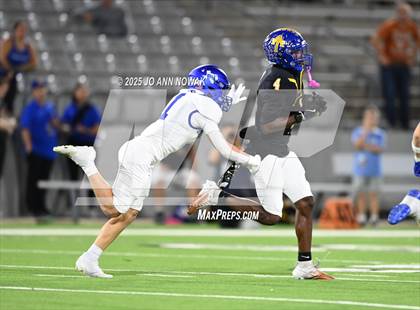 Thumbnail 3 in Barbers Hill vs. Anderson (UIL 5A D1 Football Area Championship) photogallery.