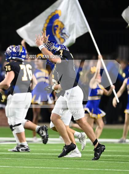 Thumbnail 2 in Barbers Hill vs. Anderson (UIL 5A D1 Football Area Championship) photogallery.