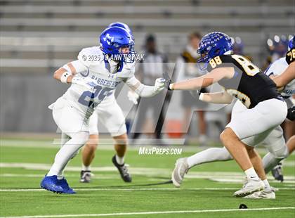 Thumbnail 2 in Barbers Hill vs. Anderson (UIL 5A D1 Football Area Championship) photogallery.