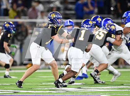 Thumbnail 3 in Barbers Hill vs. Anderson (UIL 5A D1 Football Area Championship) photogallery.