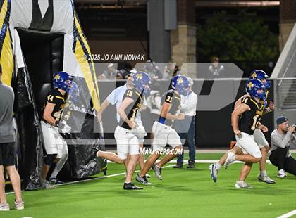 Thumbnail 1 in Barbers Hill vs. Anderson (UIL 5A D1 Football Area Championship) photogallery.