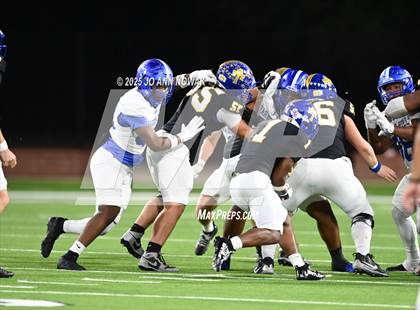 Thumbnail 3 in Barbers Hill vs. Anderson (UIL 5A D1 Football Area Championship) photogallery.