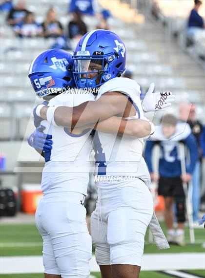 Thumbnail 3 in Barbers Hill vs. Anderson (UIL 5A D1 Football Area Championship) photogallery.