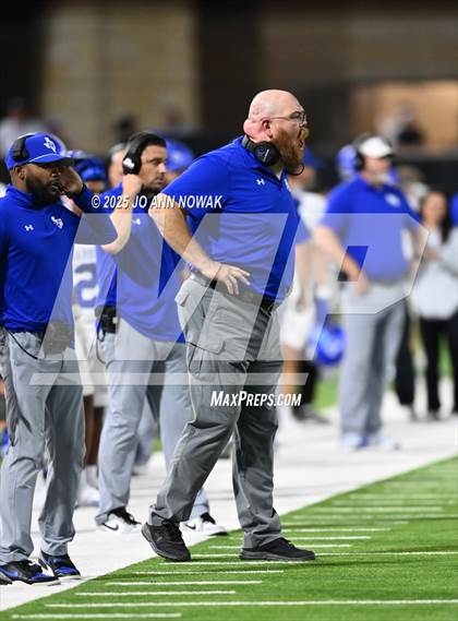 Thumbnail 3 in Barbers Hill vs. Anderson (UIL 5A D1 Football Area Championship) photogallery.
